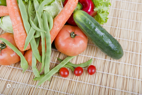 木制桌上的新鲜蔬菜