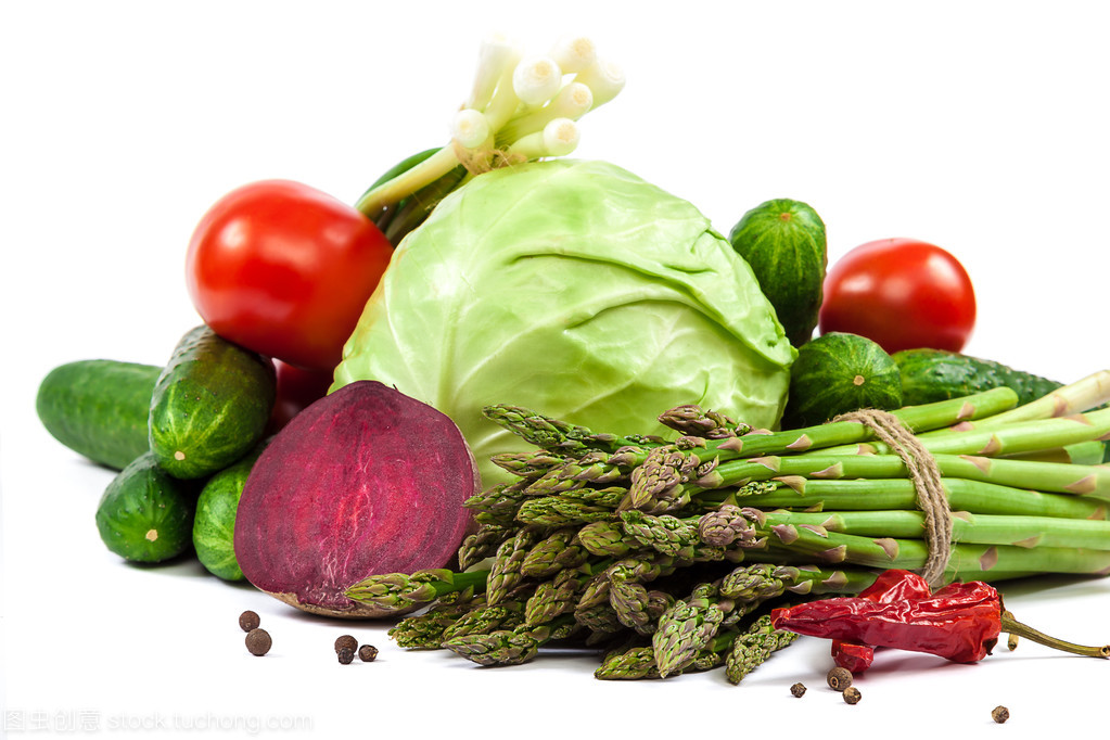 纯净画布上的生命礼赞——浅析白色背景上的新鲜蔬菜